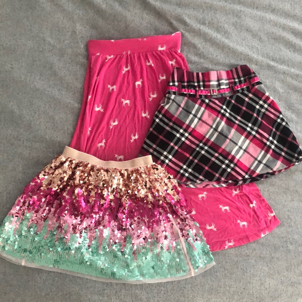 🧋3 items for $10 - 3 pairs of girls skirts sz 6/7